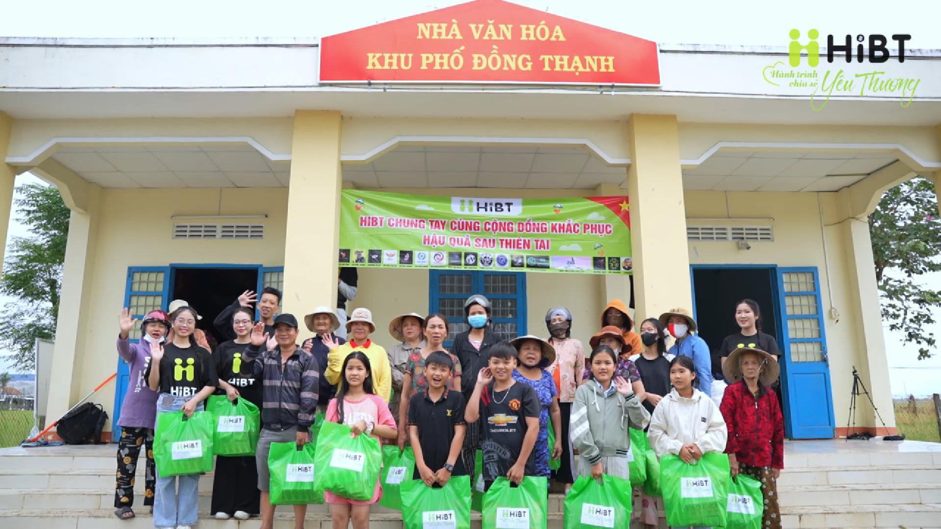 Trao quà – gửi hy vọng: HiBT bên cạnh bà con vùng lũ-Hibt